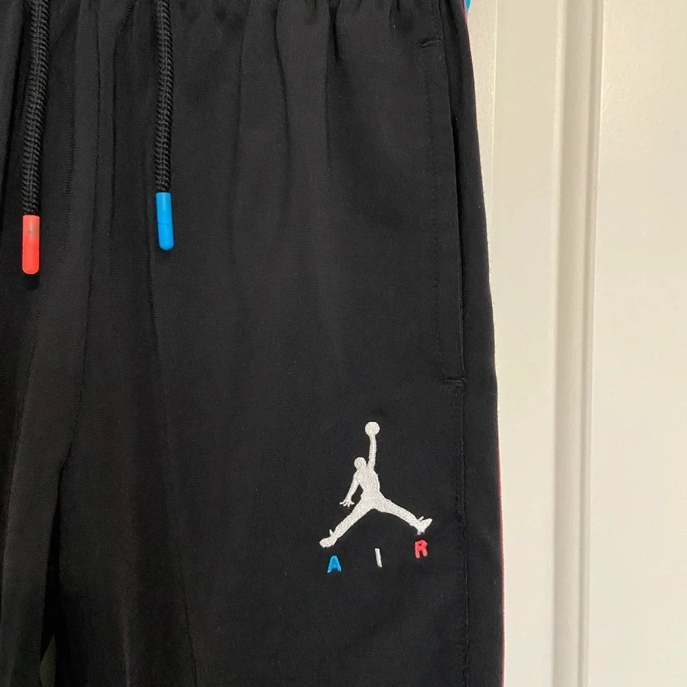 Jordan‎ boy’s black side striped decal jogger sweatpants — medium